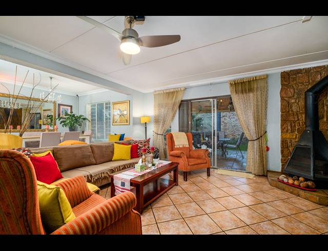 4 BEDROOM TOWNHOUSE TO LET IN SUNDOWNER
